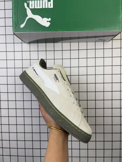 彪马(PUMA)休闲板鞋BMW MMS Suede XL系列经典翻毛皮厚底防滑耐磨舒适透气运动鞋 宝马 宝马赛车系列 新年穿有型/时尚/穿搭/球鞋/穿搭/时尚/潮流/面包鞋/PUMA面包鞋,情侣必备!这款PUMA Suede XL面包鞋,以其宽大厚实的鞋型和复古潮流感吸引眼球.👟全皮材质,让鞋面质感柔软细腻,彰显高品质.👣 圆润饱满的鞋头设计,不仅保护脚趾,还增加了鞋子的立体感.👂 宽大的鞋舌,可能印有经典的PUMA标志或其他品牌标识,部分款式采用刺绣工艺,更加精致立体.🌀 与鞋面颜色相配的纯色鞋带,穿过金属或塑料质地的鞋眼,确保穿着舒适稳定.🛤️ 橡胶大底,质地坚韧,耐磨防滑,科学设计的鞋底纹路提供良好抓地力.💑 作为情侣款,鞋子设计注重男女通用风格,让情侣双方穿着时展现协调统一的视觉效果. 编码093